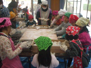 20121228年末の餅つきで児童らと交流05