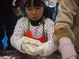 20121228年末の餅つきで児童らと交流06