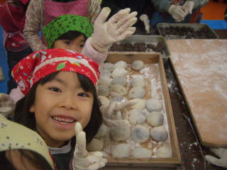 20121228年末の餅つきで児童らと交流07