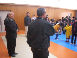 20121228年末の餅つきで児童らと交流08