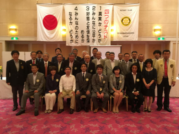 前田直俊がバナーを囲んで記念写真